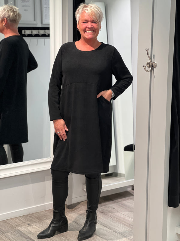 Kjole Novi Velvet Black